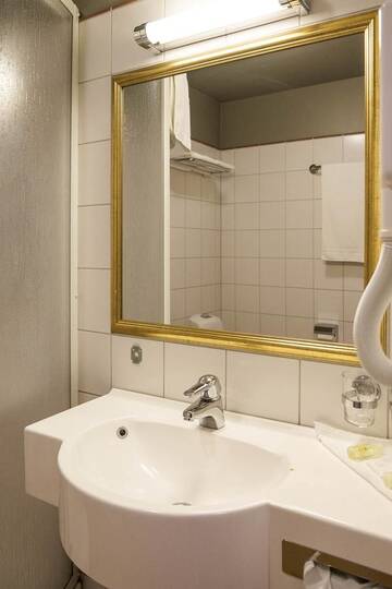 Фото номера Двухместный номер с 2 отдельными кроватями Отель Grand Hotel Viljandi г. Вильянди 7